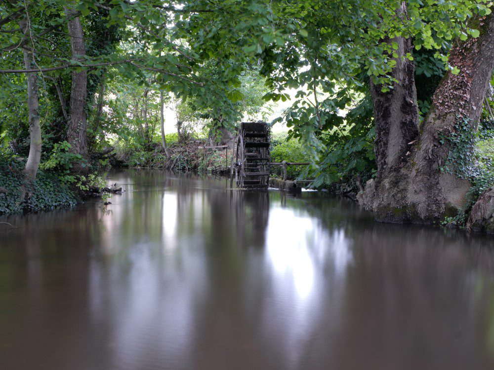 Paysage, rivière avec roue à aube