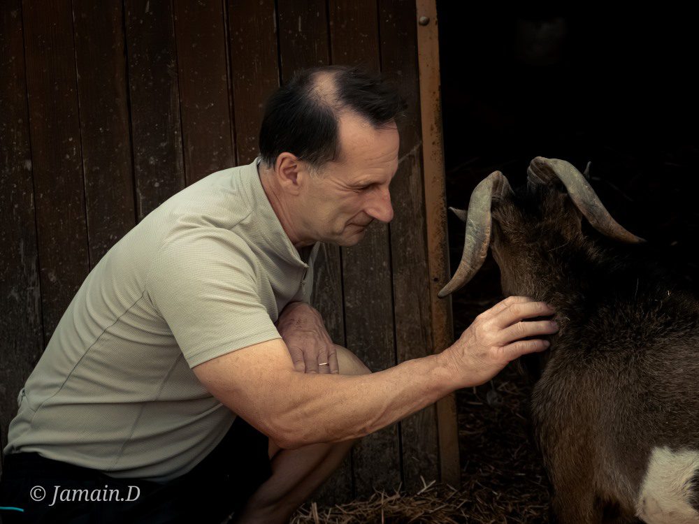 Portrait homme au naturel en extérieur avec ses chèvres