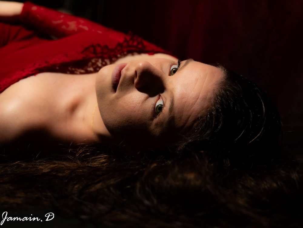 Portrait lingerie femme robe rouge